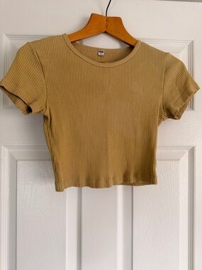 Uniqlo Ribbed Cropped Tee in Camel Size XS